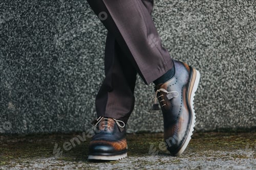 Preview: Stylish man in gray suit pants and dark brogue shoes