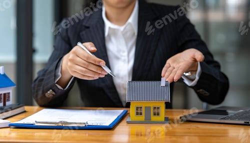 Preview: Real estate company to buy houses and land are delivering keys and houses to customers after agreein