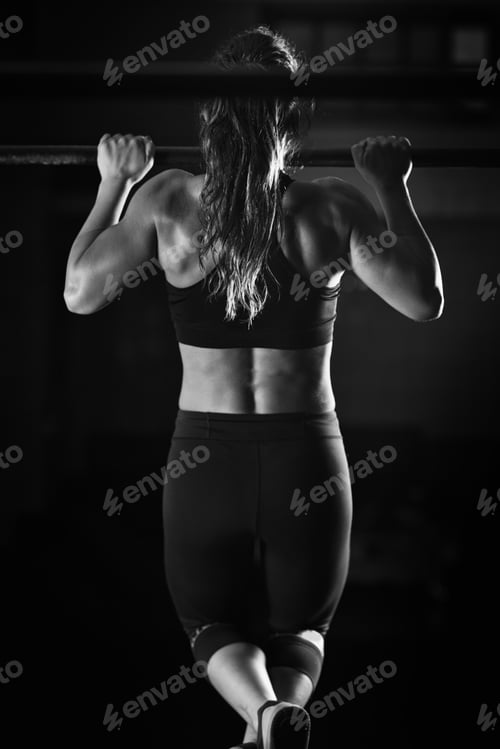 Preview: Woman athlete doing pull ups