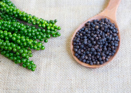 Preview: Fresh green peppercorns with black peppercorns