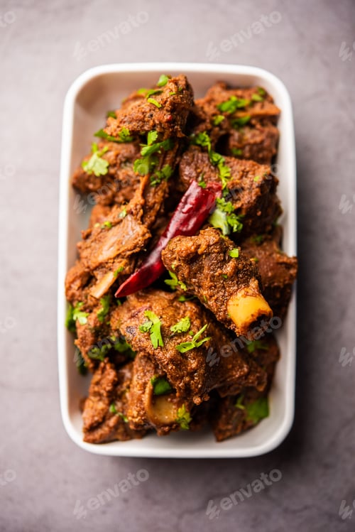 Preview: Sukha mutton or chicken, dry spicy Murgh or goat meat served in a plate or bowl