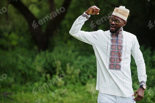 Preview: African family in traditional clothes