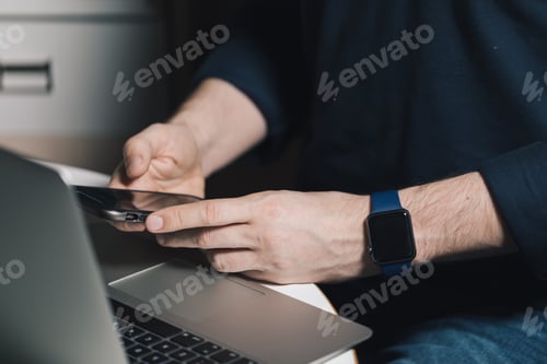 Visualização: O homem está usando um laptop