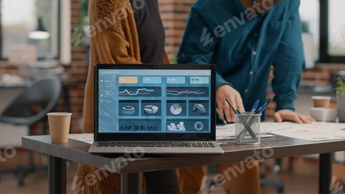 Vista previa: Primer plano de un portátil moderno con tablas de tarifas en pantalla