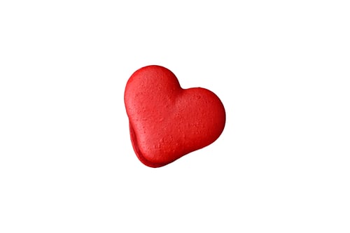 Vista previa: Red macaroons in the shape of a heart, sweets for the holiday of Valentine's Day