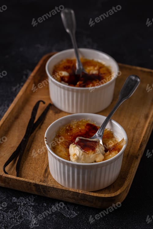 Preview: Creme brulee. French vanilla cream dessert with caramelised sugar.