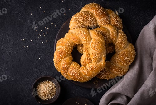 Preview: Traditional Turkish bagel simit with sesame