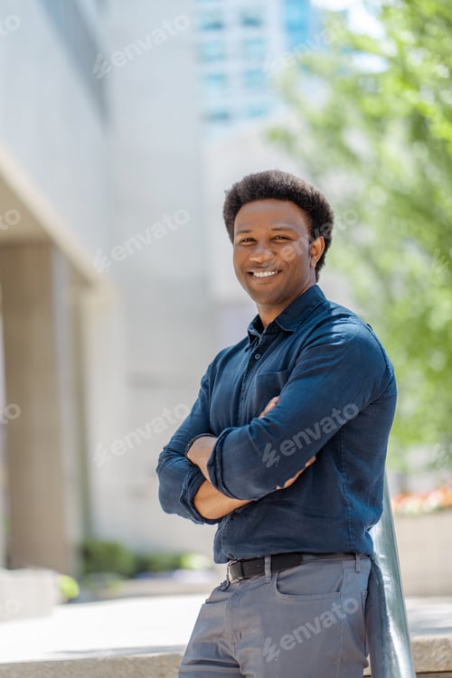 Preview: Vertical view of smiling businessman, CEO holding arms crossed looking at camera