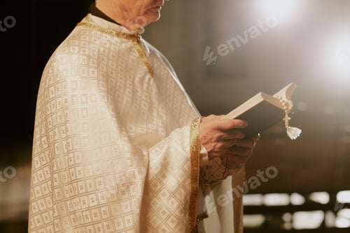 Vista previa: Sacerdote irreconocible leyendo la Biblia