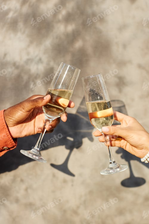 Visualização: Taças de champanhe tilintando durante a celebração festiva