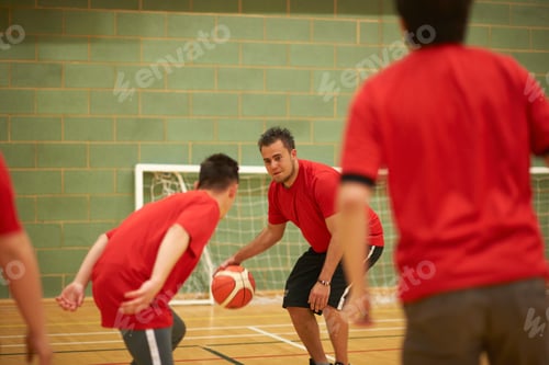 Estudiantes jugando baloncesto