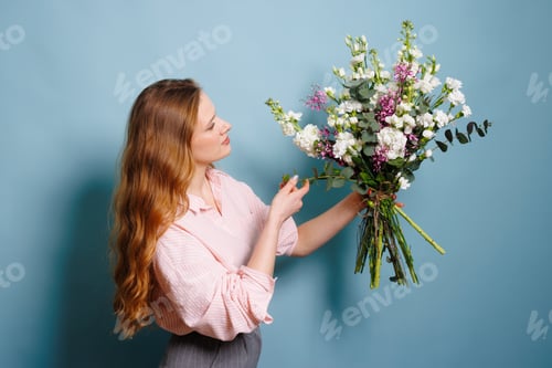 Visualização: florista feminina faz um buquê em uma floricultura, buquê de primavera