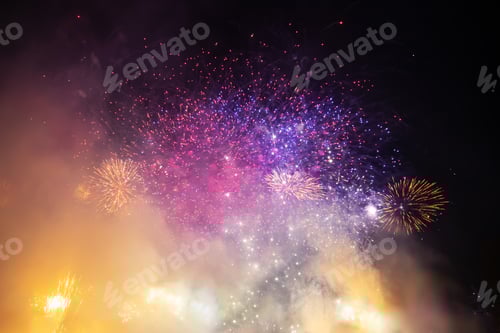 Visualização: Fogos de artifício no Ano Novo. Fundo abstrato de férias.