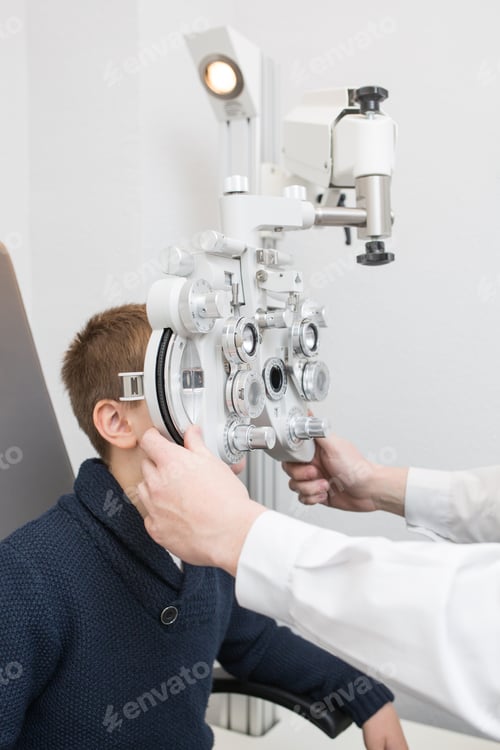 Preview: Optician testing a boy's eyes