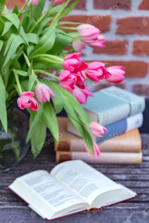Preview: pink tulips in a vase