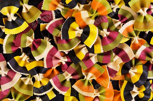 Vista previa: Pasta
farfalle variada y colorida. Colocación plana. Vista desde arriba.