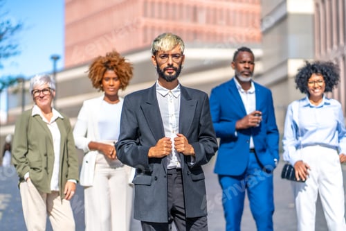 Preview: Portrait of young business man with the team of colleagues