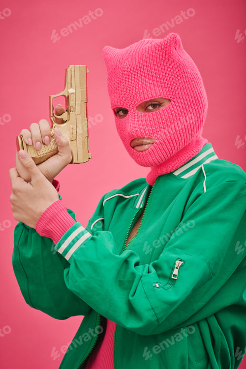 Preview: Gangster young girl with weapon