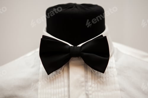 Preview: Close up of man bow