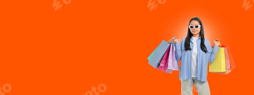 Preview: Person celebrates Black Friday with shopping bags