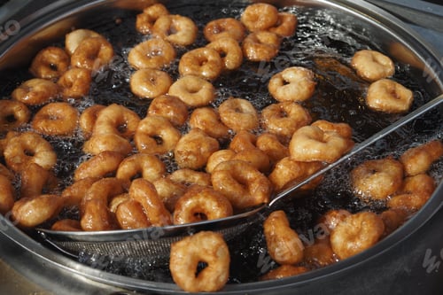 Preview: Traditional fried sweets lokma in sugar syrup