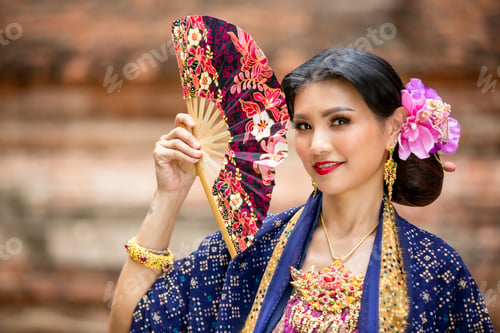 Preview: Tender Indian girl in saree