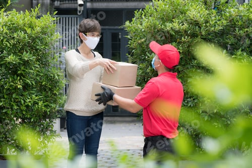 Preview: Delivery Man, Face mask, COVID-19