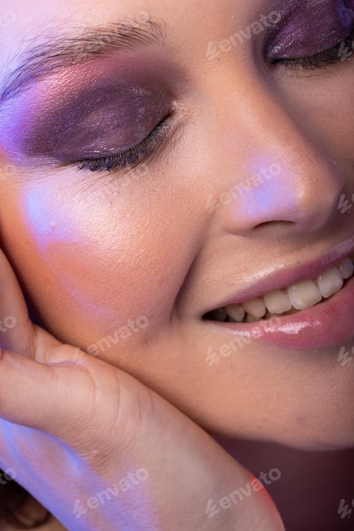 Preview: Close up of caucasian woman wearing purple eye shadow