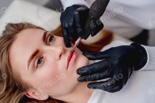 Preview: Master making lips permanent makeup