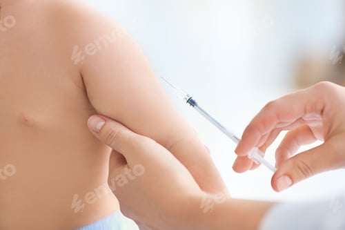 Preview: Doctor vaccinating baby in clinic, closeup