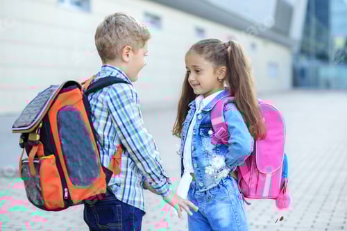 Visualização: Colegas se conheceram no pátio da escola. Menino e menina. O conceito está de volta às aulas, estudo