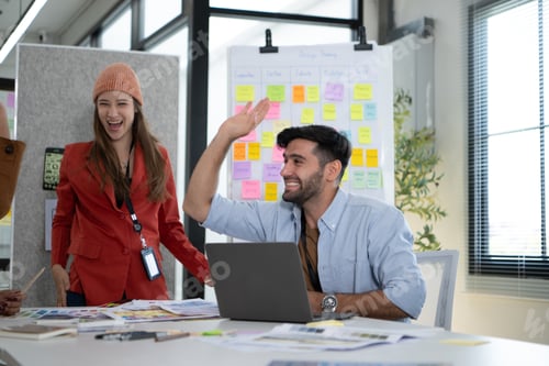 Preview: Multiethnic young business people working together in modern office, Collaborate to designing an app