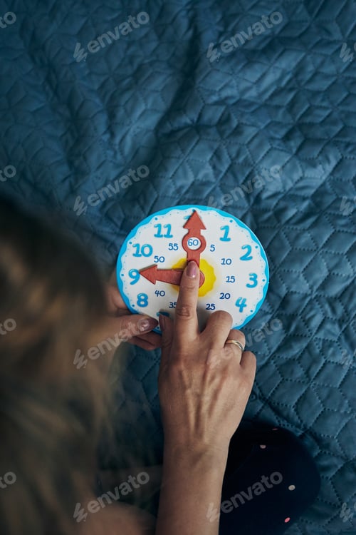 Preview: Kids learning how to tell time from clock and set the hands in the correct position