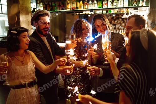 Visualização: Brilhos brilhantes nas mãos. Grupo de pessoas felizes curtindo festa com fogos de artifício. Férias de inverno.