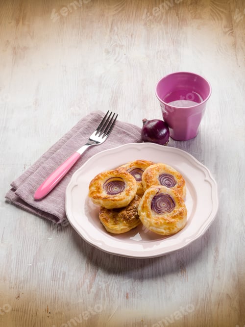 Preview: canapes with red onion