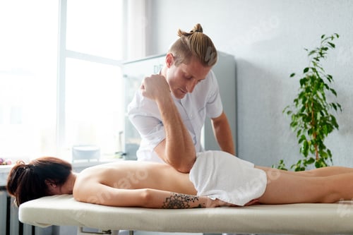 Vista previa: Masseur conducts therapeutic massage of the lower back for a girl.