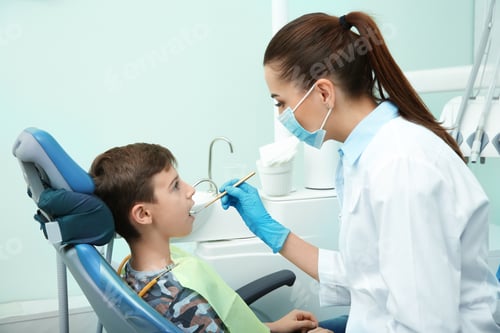 Preview: Professional dentist working with little patient in modern clinic