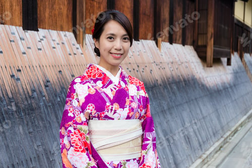 Preview: Japanese woman at street