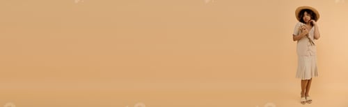 Preview: Woman in a straw hat holding flowers