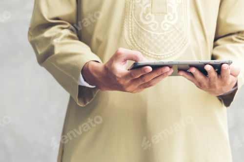 Preview: Handsome modern arab man showing credit card