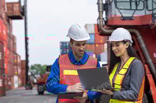Vista previa: trabajadores con equipo de seguridad de alta visibilidad y cascos hablan sobre las operaciones