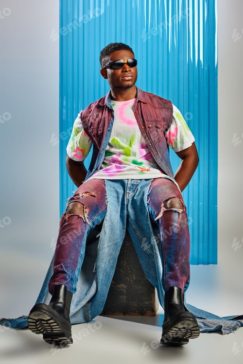 Preview: Full length of stylish african american model in sunglasses