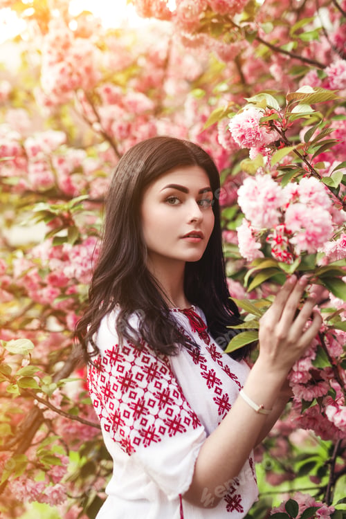 Vista previa: Young woman in blooming garden