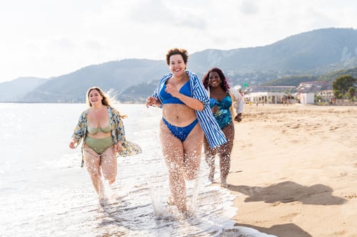Preview: Group of plus size women with swimwear at the beach