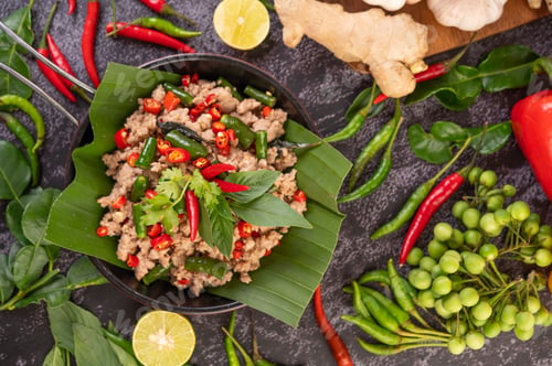 Preview: Stir-fried pork basil on banana leaves in a frying pan.