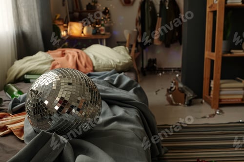 Preview: Glittering disco ball on creased bed