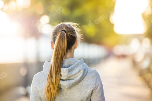 Preview: Sporty woman during morning walk