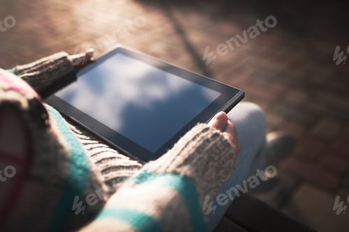 Preview: Woman using digital tablet