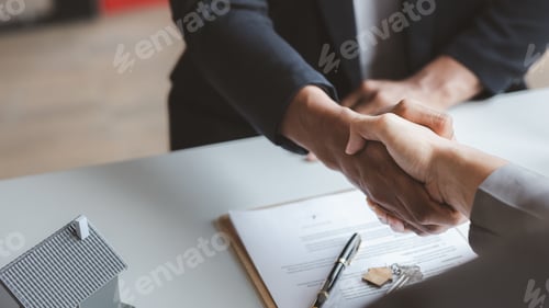Preview: The salesperson of the housing estate in the project and the customer shake hands.