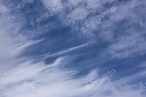 Vorschau: Wispy Clouds - Foto von hohen, dünnen Wolken vor einem strahlend blauen Himmel.